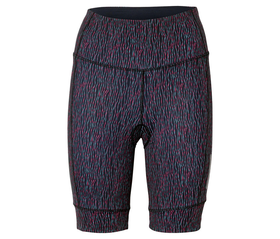 Detailní záběr na vzorované legíny ke kolenům s tmavým pasem.