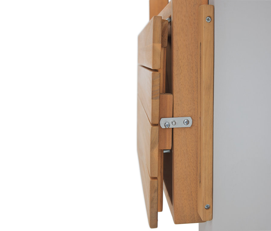 Dřevěný nástěnný držák připevněný k bílé stěně.