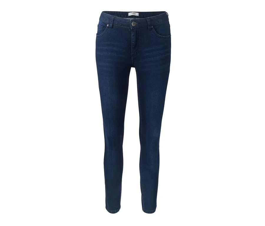 Modré džíny slim fit.