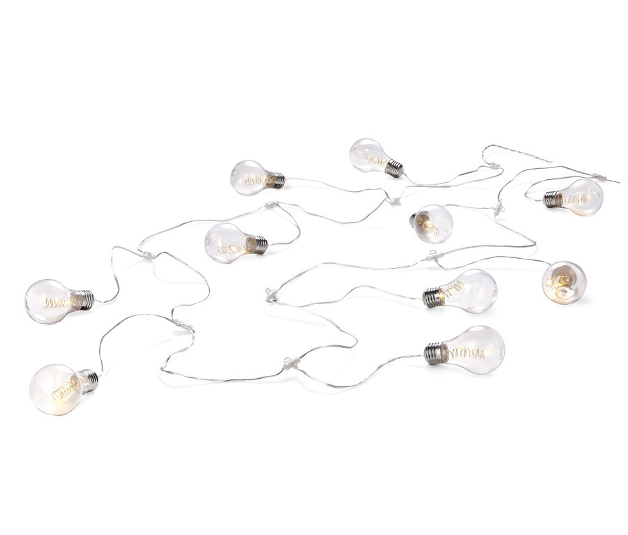 Řetěz solárních světel s žárovkami na bílém pozadí.