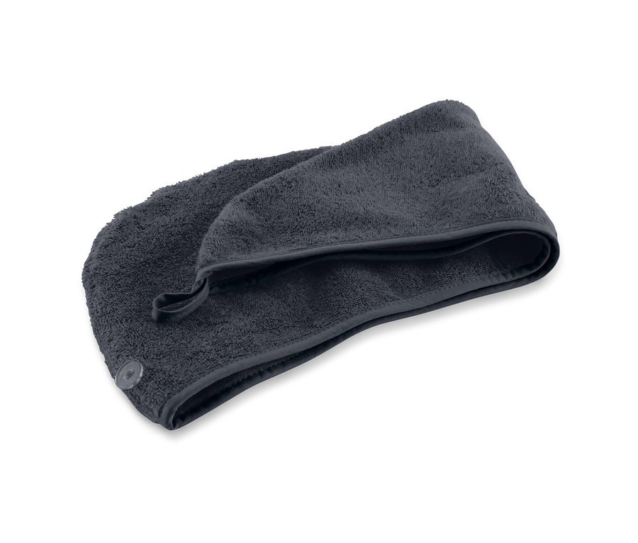Šedý ručníkový turban na bílém pozadí.