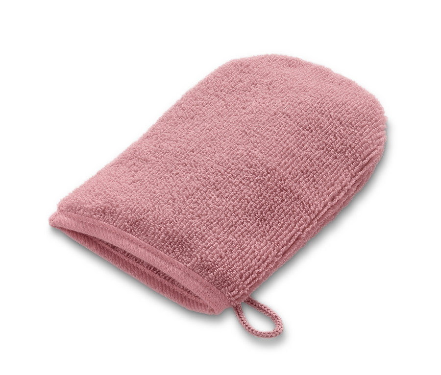 Růžová odličovací rukavice z mikrovlákna na bílém pozadí.