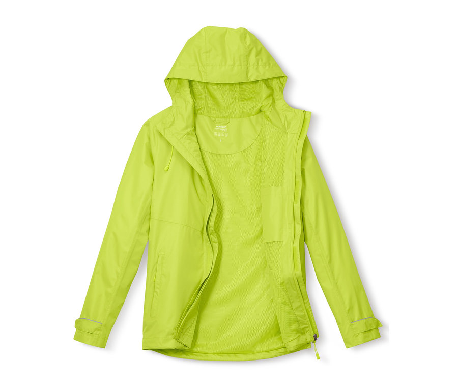 Žlutá unisexová bunda do deště s kapucí, rozepnutá a ležící na bílém pozadí.