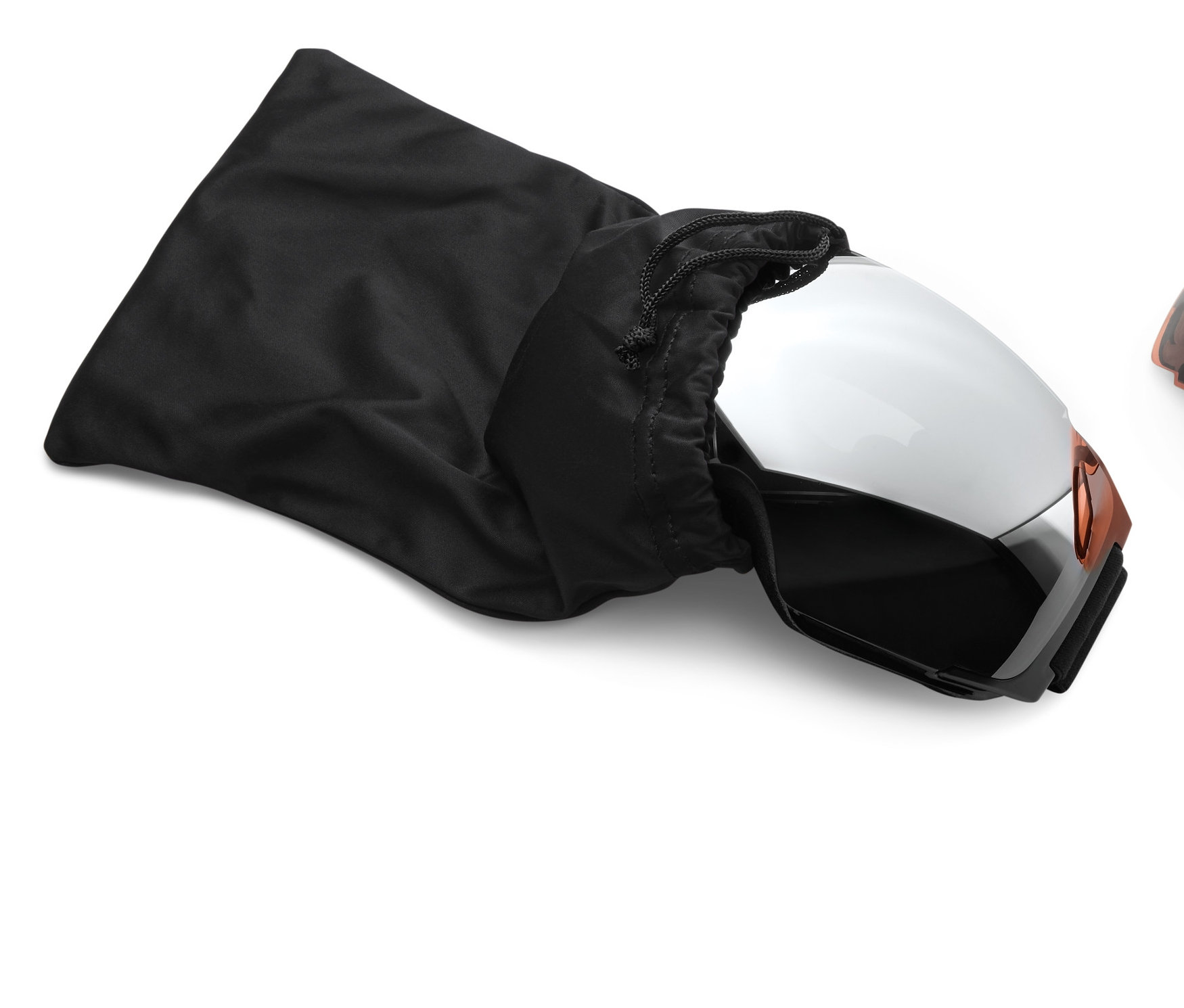 Lyžařské brýle s výměnnými zorníky částečně vytažené z černého látkového pouzdra, vedle leží vyměnitelný zorník.