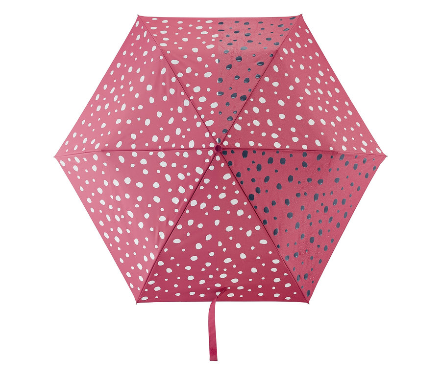 Detailní záběr otevřeného dětského skládacího deštníku s efektem změny barvy, který má červenou barvu a je pokrytý bílými a tmavě modrými puntíky.