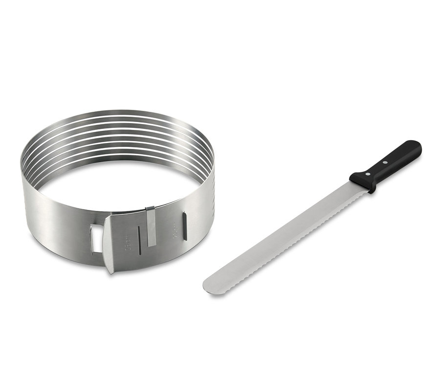 Šablona na krájení dortových korpusů a cukrářský nůž leží vedle sebe.