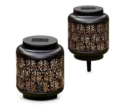 Dvě solární lucerny s vyřezávaným vzorem listů.