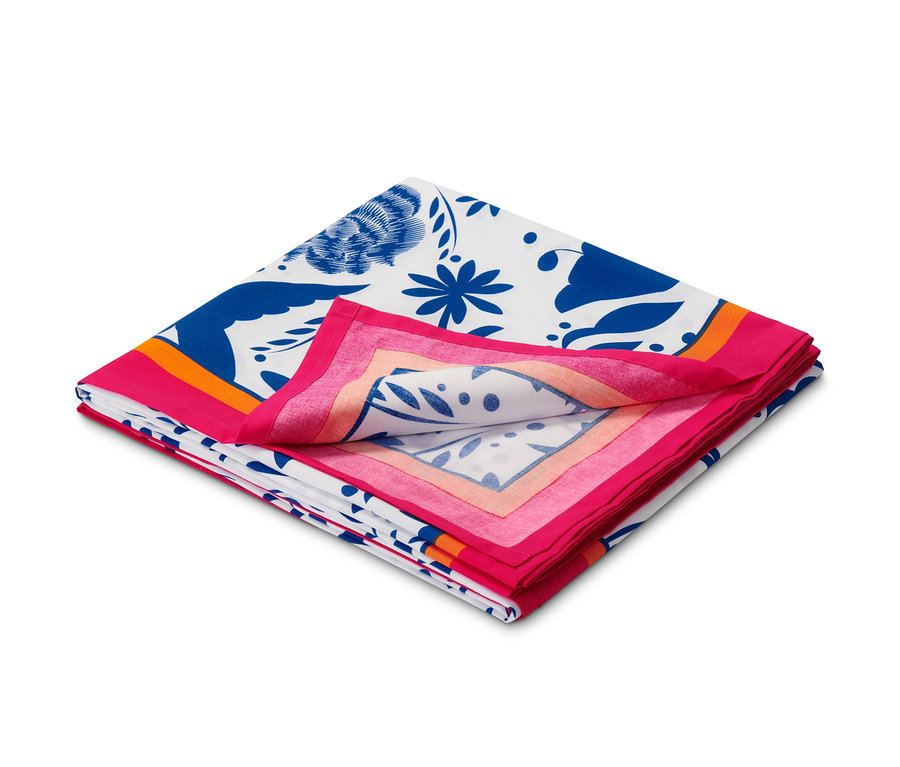 Složený přehoz renforcé s modrými a bílými květy a růžovým lemem.