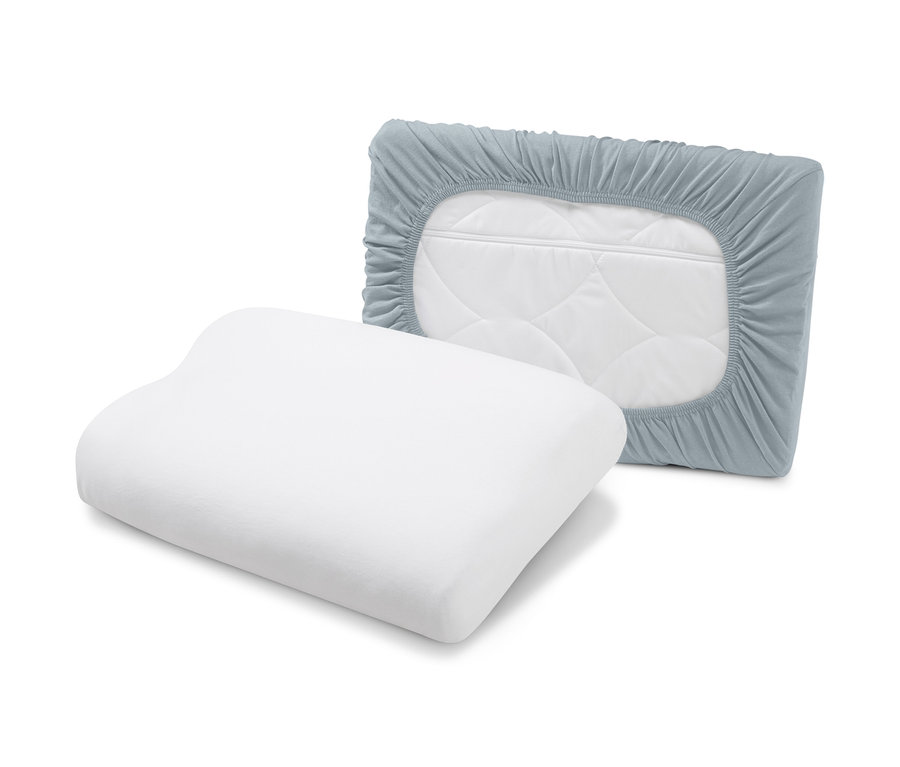 Bílý anatomický polštář a šedé žerzejové napínací povlaky na polštář, 2 ks v pozadí.