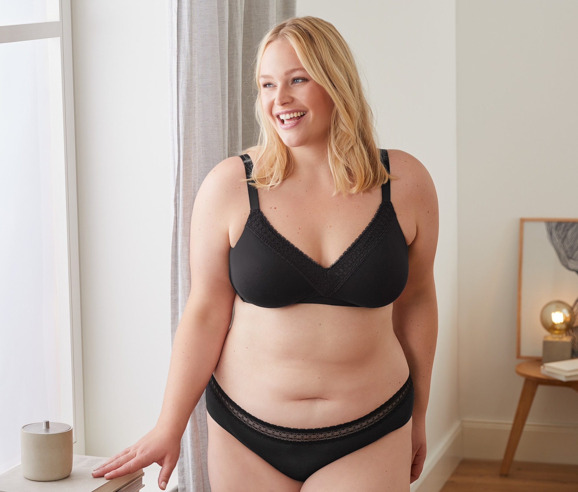 Žena má na sobě černou měkkou podprsenku.