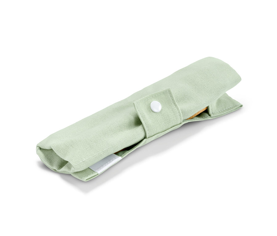 Zavřený piknikový příbor v zeleném obalu.