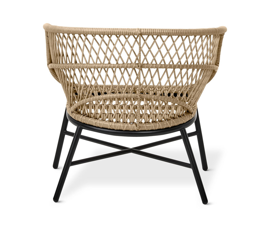 Detailní pohled na lounge křeslo Boho s polyratanovým výpletem a černými nohami.