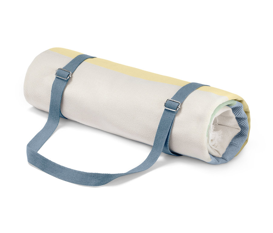 Srolovaná XL deka na piknik s modrými popruhy.
