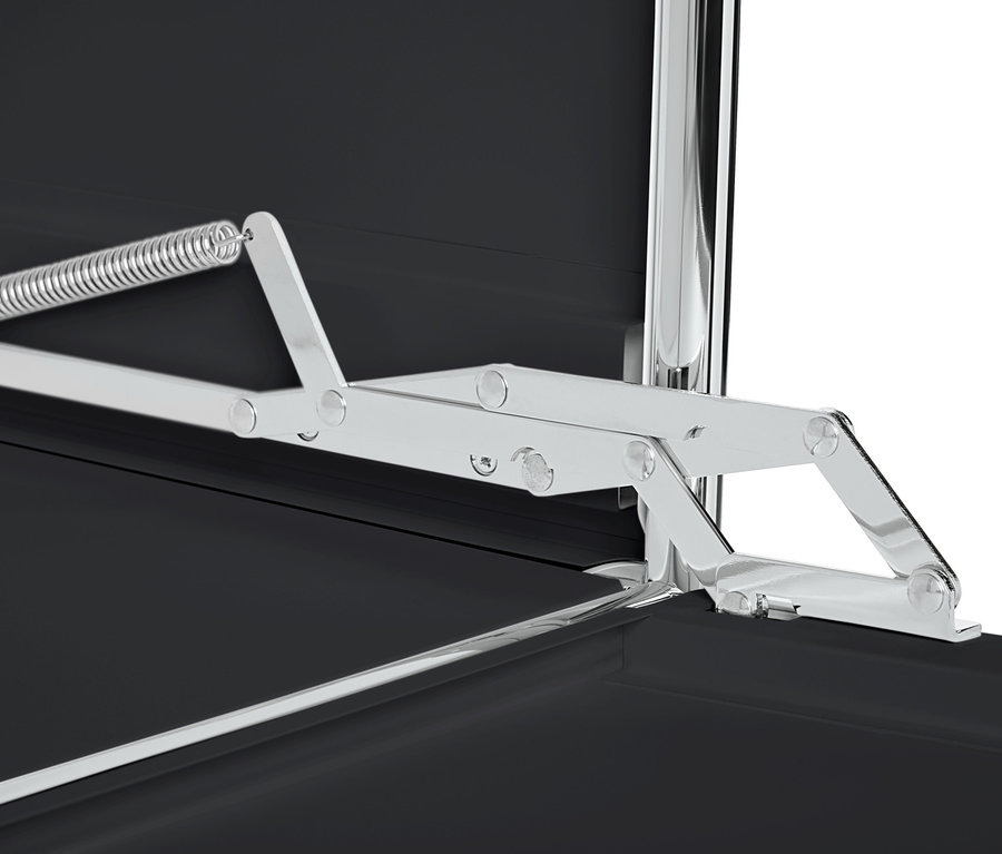 Detail otevíracího mechanismu černé kovové odkládací skříňky CN3.