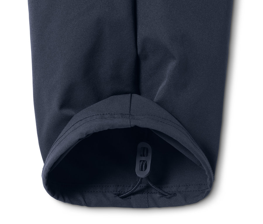 Detail tmavě modrých funkčních kalhot 2 v 1 se stahovací šňůrkou.