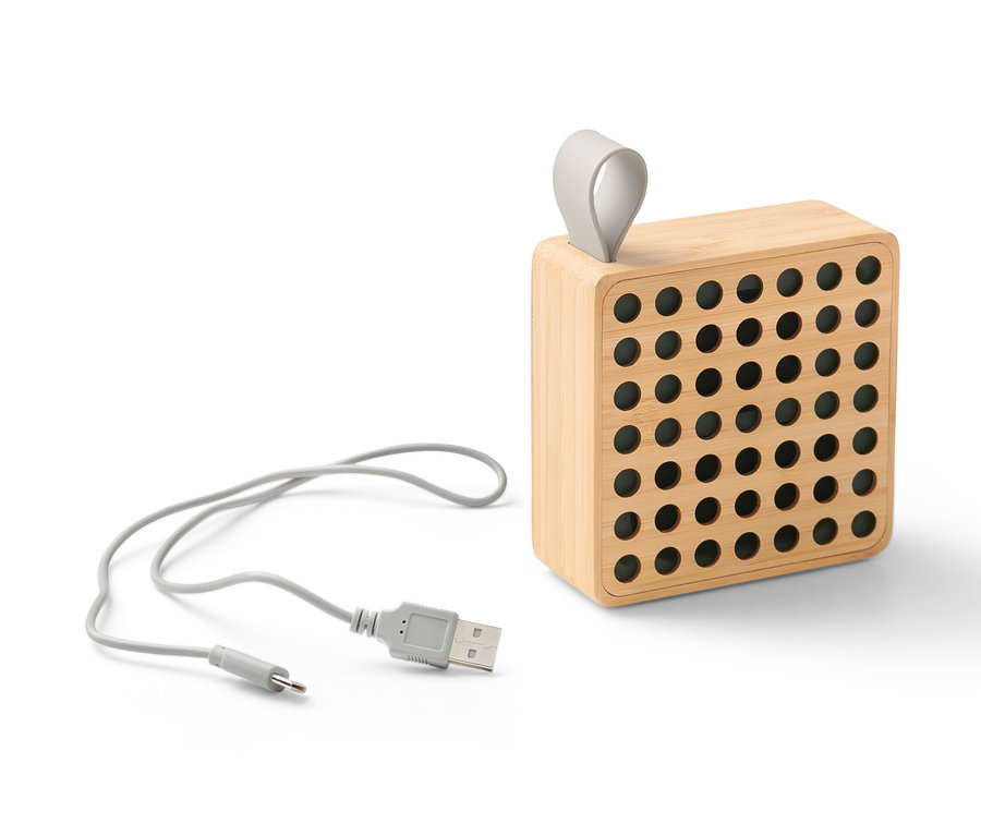 Bambusový reproduktor s Bluetooth® a šedým kabelem na bílém pozadí.
