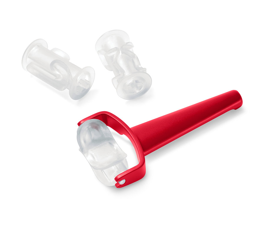Červený váleček na sušenky a dva průhledné nástavce na váleček leží na bílém pozadí.