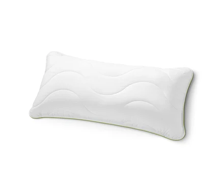 Bílý polštář Irisette® Greenline o rozměrech cca 80 x 40 cm.