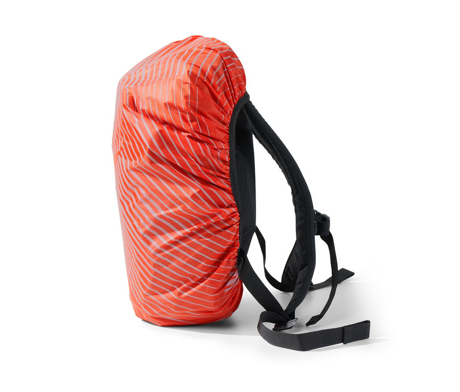 Batoh s nepromokavým ochranným návlekem.