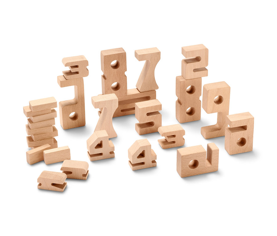 Rozložené číslicové stavební kostky.