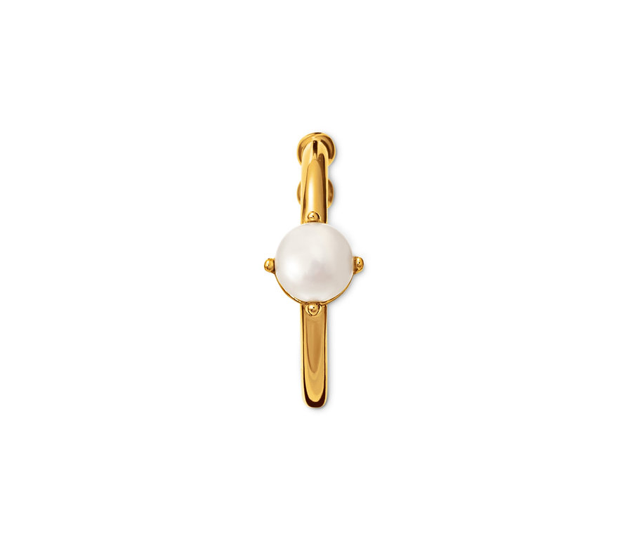 Detail zlaté náušnice Earcuff s uměle pěstovanou sladkovodní perlou na bílém pozadí.