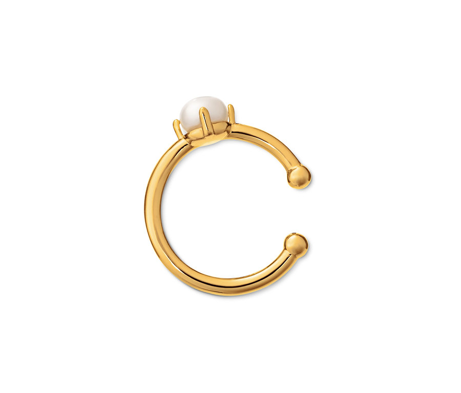 Zlatá náušnice Earcuff s uměle pěstovanou sladkovodní perlou na bílém pozadí.