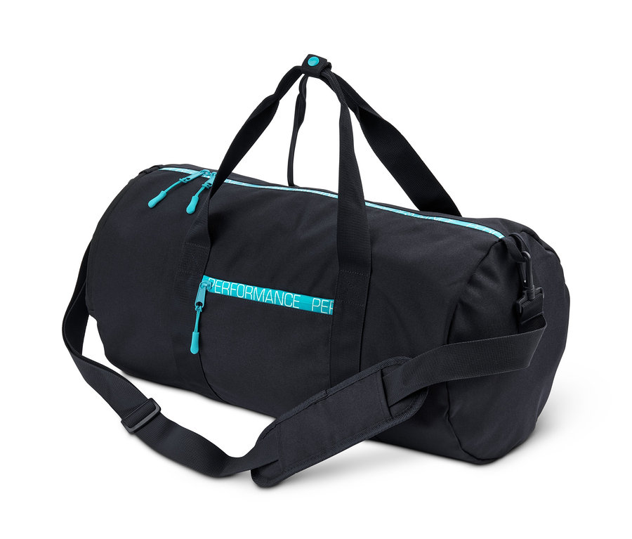 Černá sportovní taška se světle modrými zipy a nápisem PERFORMANCE.