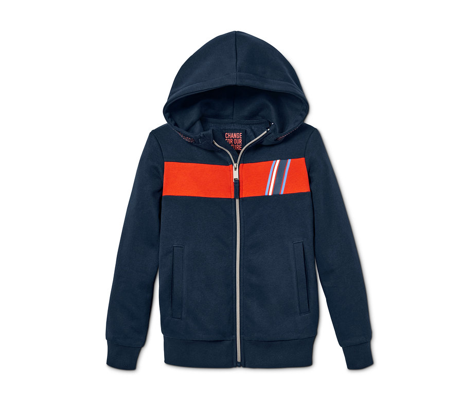 Tmavě modrá mikina se zipem a kapucí, s oranžovým pruhem a ozdobnými proužky.