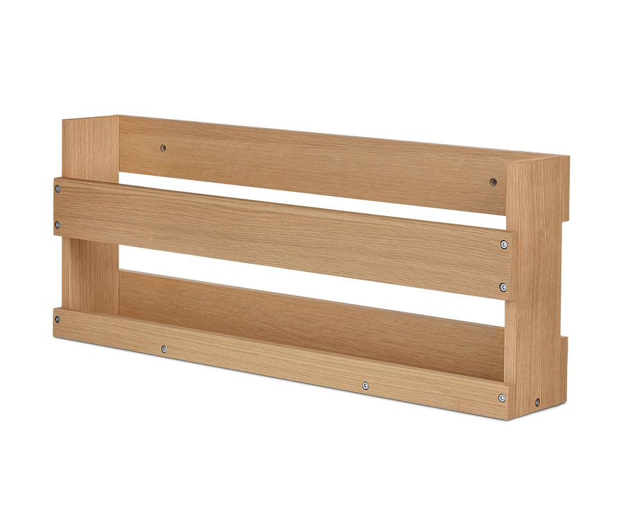 Detailní záběr na dřevěný nástěnný regál.