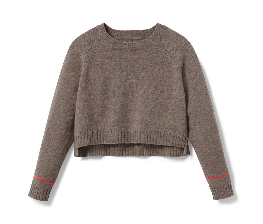 Hnědý pletený svetr.