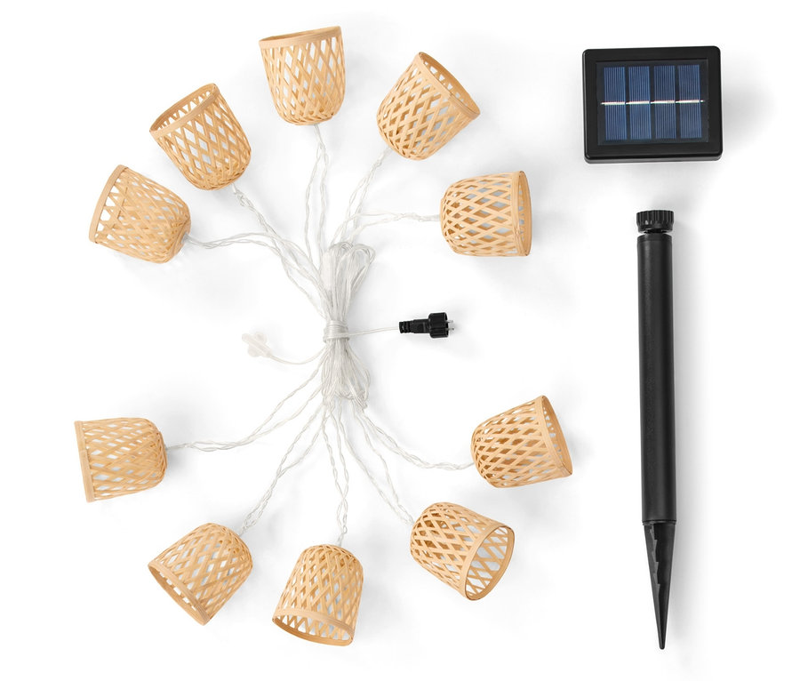 Solární světelný řetěz s deseti světly a solárním panelem na bílém pozadí.