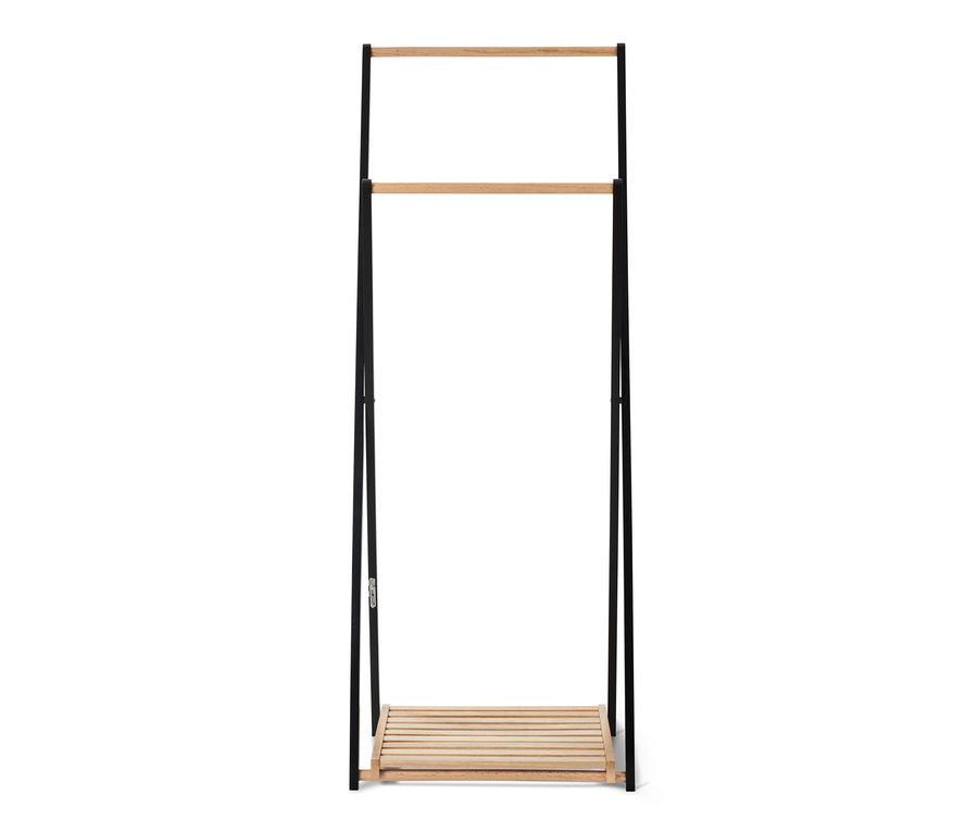 Černý věšák na šaty z masivního dřeva.