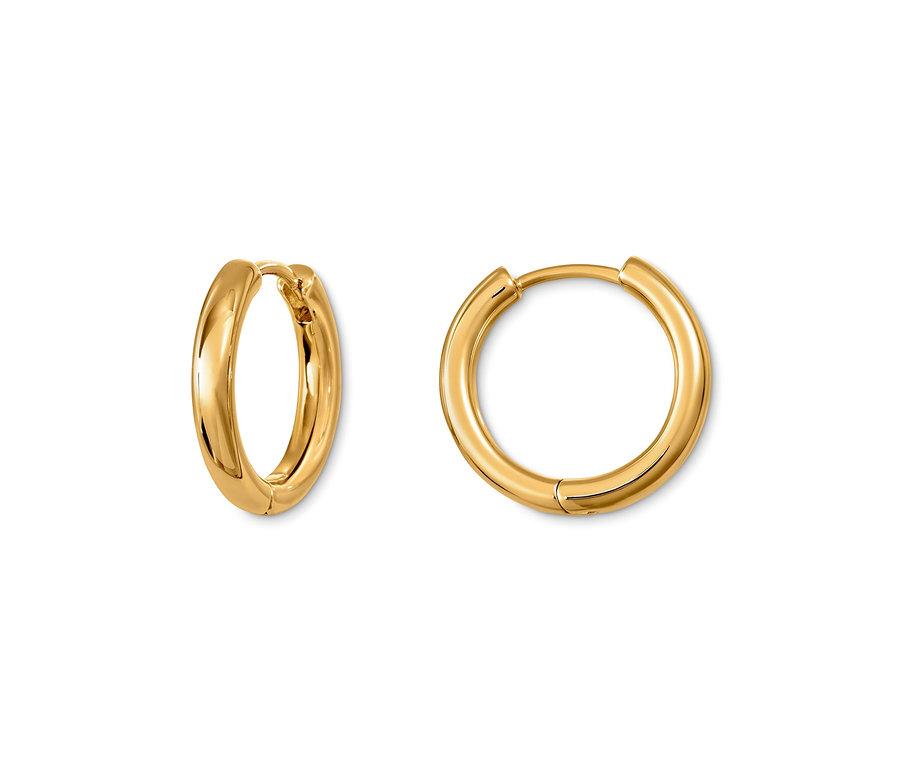 Dvě zlaté náušnice na bílém pozadí.