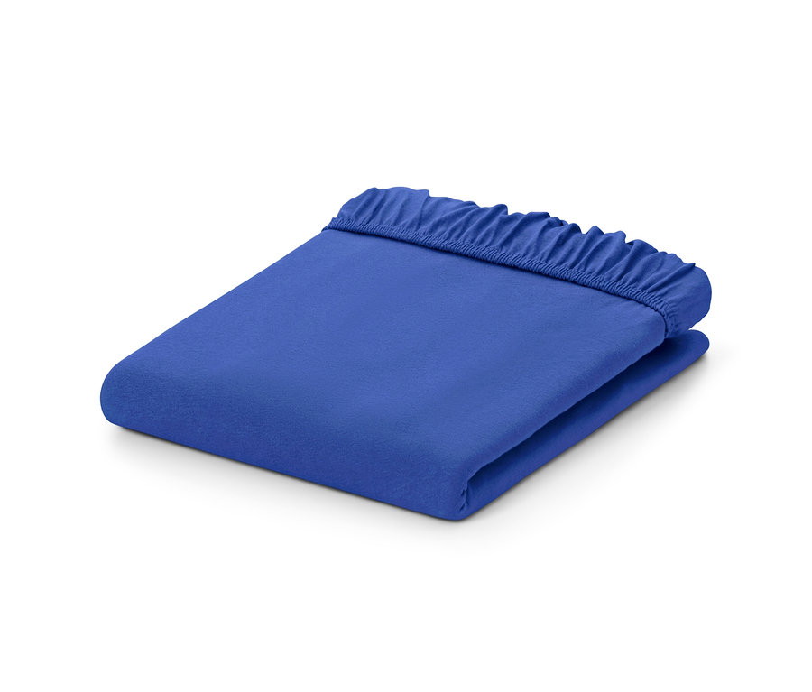 Složené modré žerzejové napínací prostěradlo.