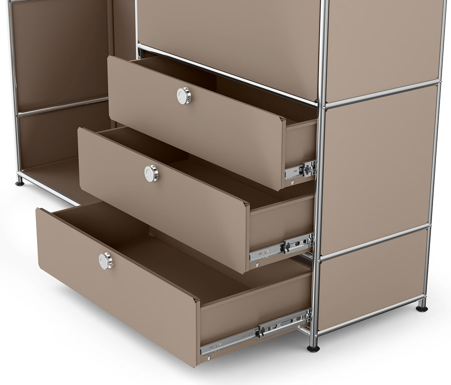 Detail kovové skříně »CN3« s dřevěnou deskou a třemi vysunutými zásuvkami v hnědošedé barvě.