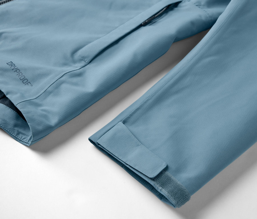Detail světle modré funkční bundy.