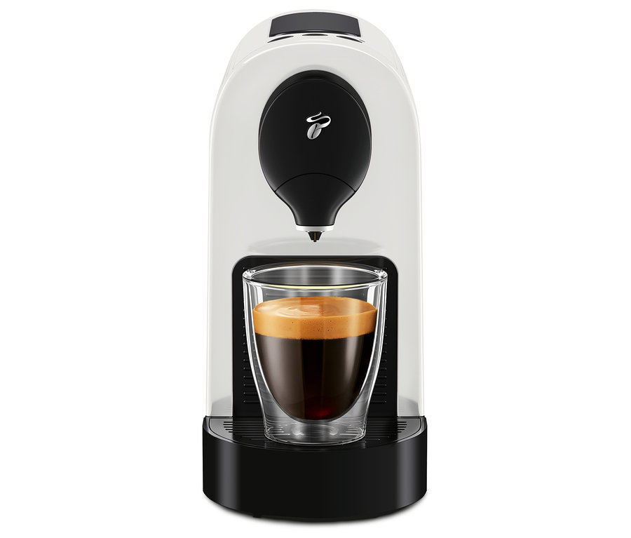 Bílý kávovar Cafissimo pure+ s šálkem kávy.