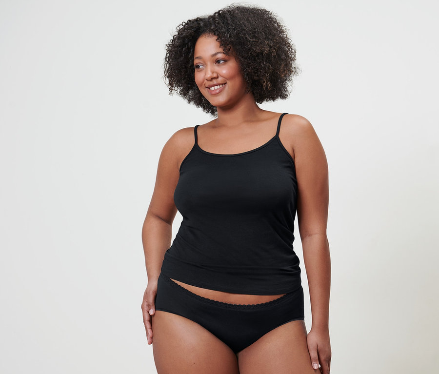 Žena má na sobě černé kalhotky (5 ks) a černé košilky se špagetovými ramínky (2 ks).