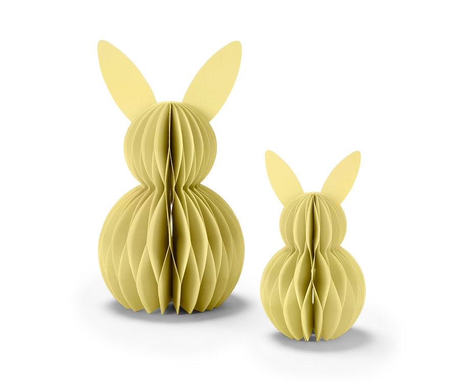 Dva žlutí papíroví velikonoční zajíčci stojí vedle sebe.