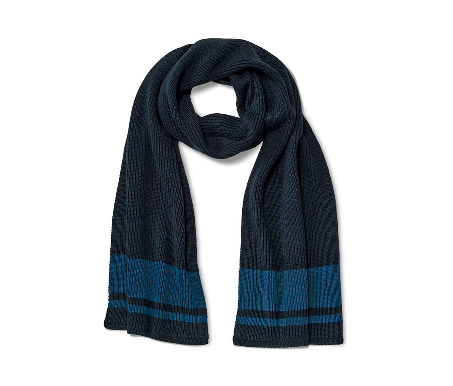 Pletená šála s modrými pruhy na koncích.