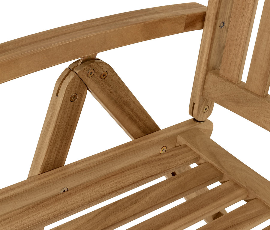 Detail dřevěného vysokého křesla »Lenja« s nastavitelným opěradlem a lamelami.