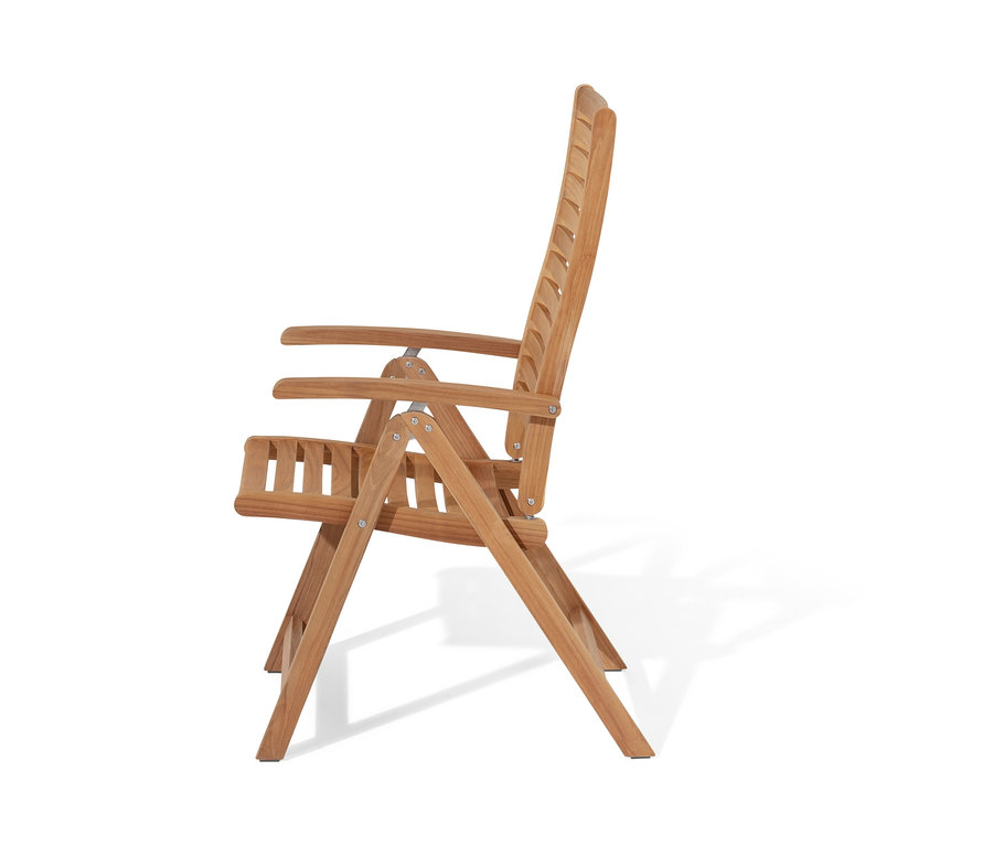 Boční pohled na teakové křeslo s nastavitelným opěradlem.