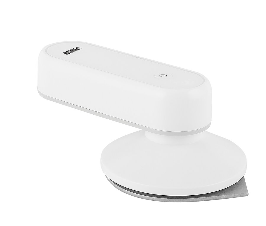 Detailní záběr na bílou akumulátorovou žehličku.