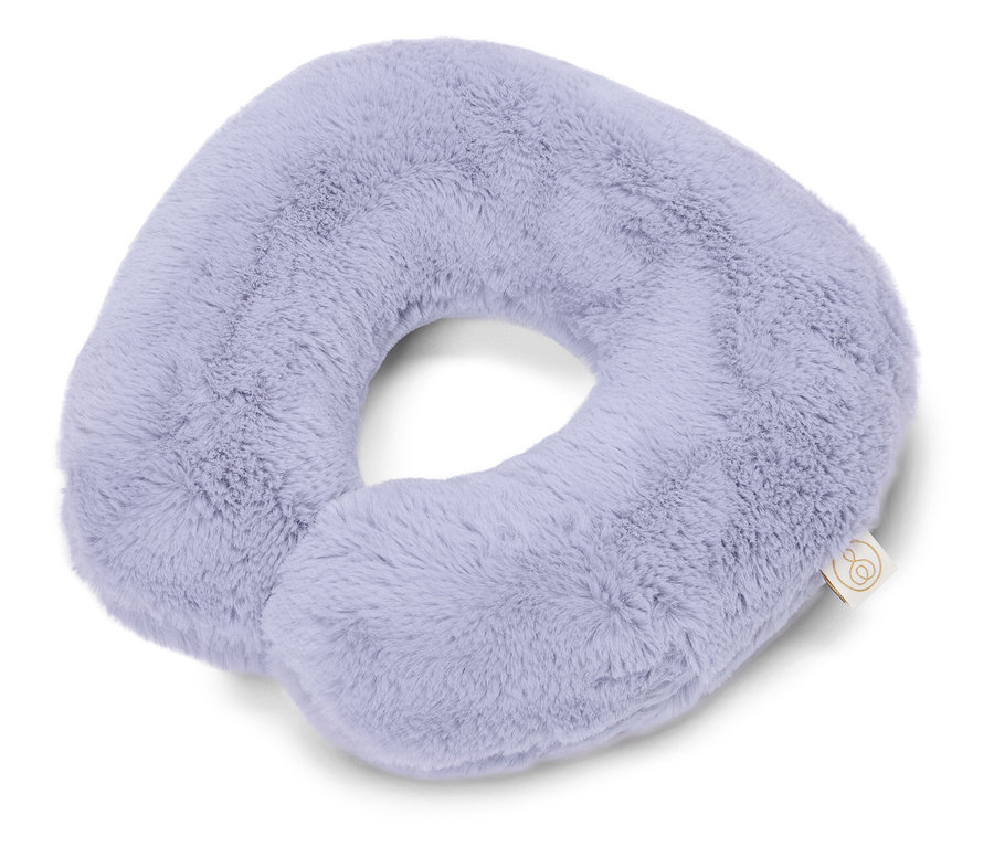 Světle fialový cestovní polštářek na bílém pozadí.