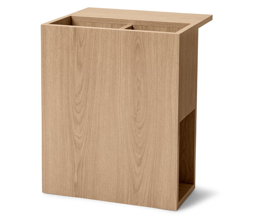 Světle hnědý dřevěný stolek s úložným prostorem.