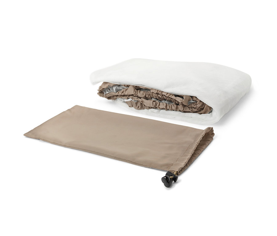 Složená cestovní moskytiéra a její béžové pouzdro.