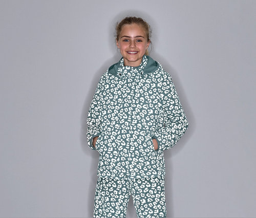 Dívka pózuje v termo bundě do deště s reflexními prvky a leopardím vzorem.