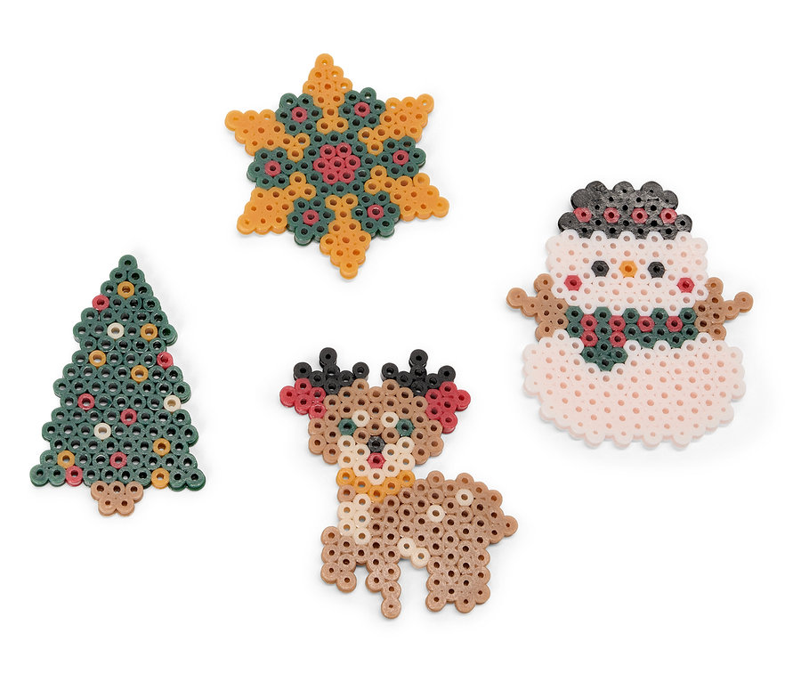 Čtyři vánoční ozdoby z korálků: strom, hvězda, sob a sněhulák.