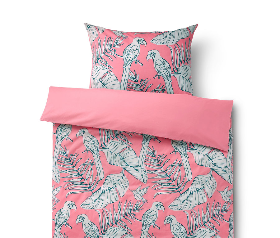 Růžové povlečení renforcé Tropical Rose se vzorem papoušků a listů.
