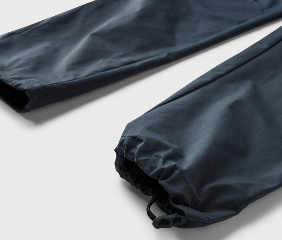 Detail modrých funkčních kalhot 2 v 1.